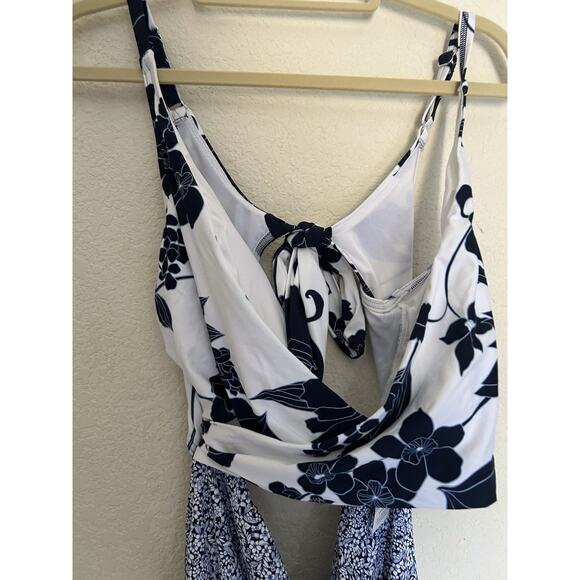 Lands' End Women's Long Wrap Monokini High Leg One Piece Swimsuit - Picture 3 of 5